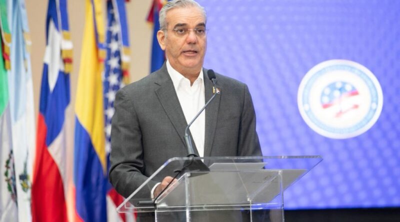 Abinader lidera simposio internacional y presenta decálogo policial