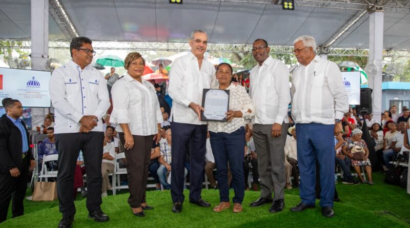 Abinader otorga 442 títulos de propiedad a familias de Los Alcarrizos