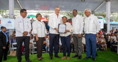 Abinader otorga 442 títulos de propiedad en Los Alcarrizos