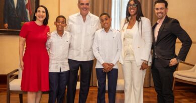Abinader recibe en Palacio a Hensel Aquino, "Pico de Oro"