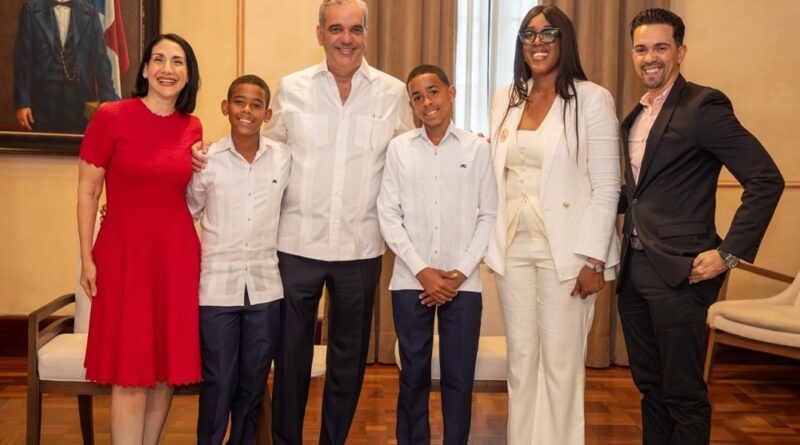 Abinader recibe en Palacio a Hensel Aquino, "Pico de Oro"