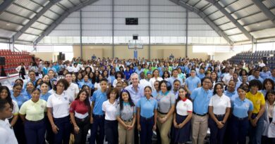 Abinader se compromete a mejorar laboratorios y seguridad escolar