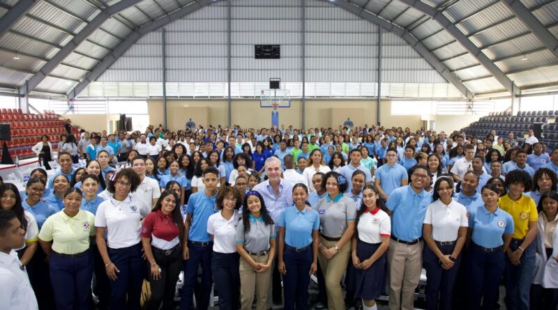 Abinader se compromete a mejorar laboratorios y seguridad escolar
