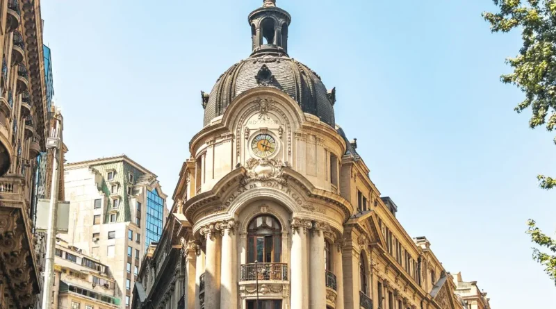 Bolsa de Santiago se desploma por alza del petróleo y tensiones