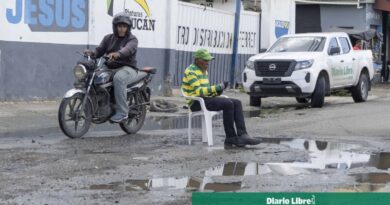 Calle de Guaricano colapsa por aguas estancadas y desastres