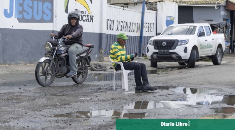 Calle de Guaricano colapsa por aguas estancadas y desastres