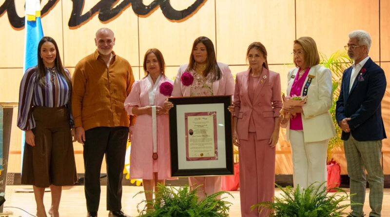 Carolina Mejía recibe premio Rotary en RD por el Día de la Mujer