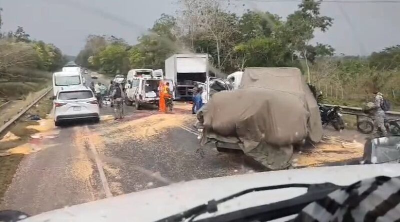 Cinco heridos en colisión de camiones y motor en Santo Domingo