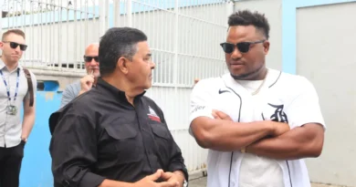 DCNB y Tigres Detroit regalan útiles deportivos a escuela en La Zurza