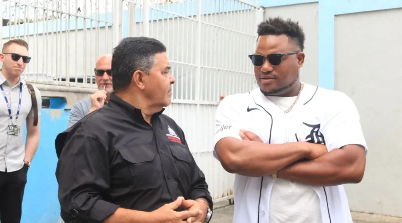 DCNB y Tigres Detroit regalan útiles deportivos a escuela en La Zurza