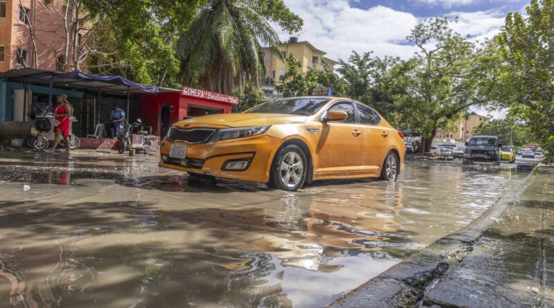 Deterioro crítico en la avenida Eduardo Brito de Santo Domingo Este