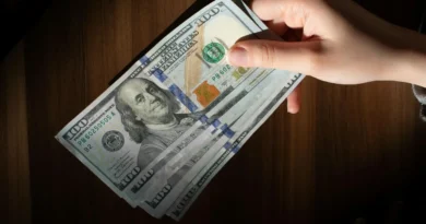 Dólar cierra a $897,9 y baja de $900 tras calma en mercados