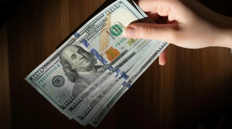 Dólar cierra a $907.8 por señales de la Fed y conflictos globales