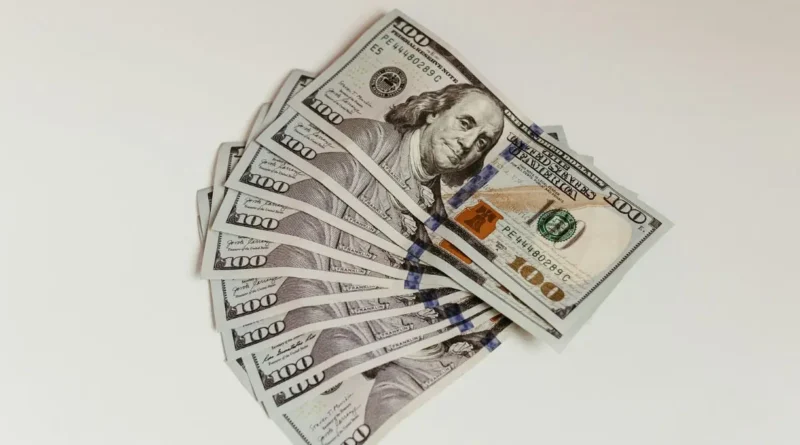 Dólar en Chile alcanza récord de $914,7 tras alza del petróleo