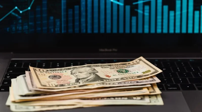 Dólar en Chile supera $920 mientras cobre y Brent suben