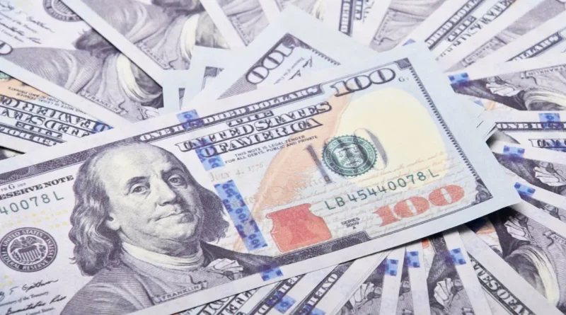 Dólar se dispara a más de $920 por precio del petróleo arriba de US$100