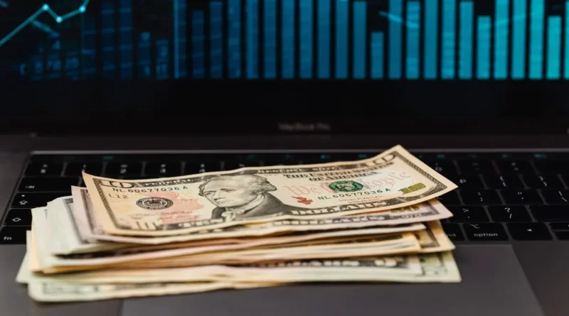 Dólar supera $900 mientras extranjeros mueven US$1.780 millones
