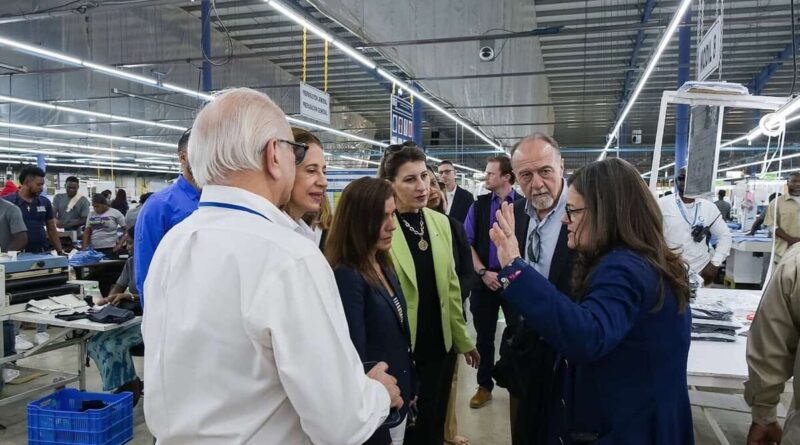 Embajadora de EE. UU. Leah Campos recorre parque Codevi en Dajabón