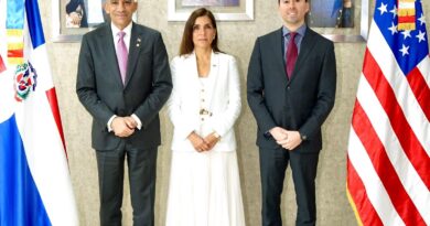 Embajadora de EE.UU. presenta a Richard Cernuda como nuevo de DEA