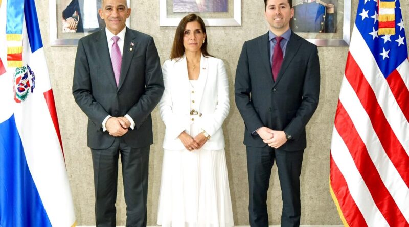 Embajadora de EE.UU. presenta a Richard Cernuda como nuevo de DEA