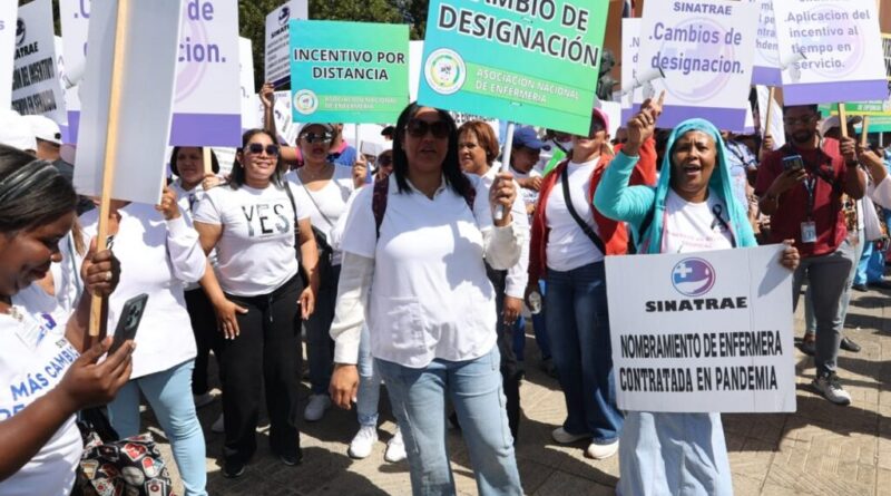 Enfermeras protestan en Palacio Nacional por mejores condiciones laborales