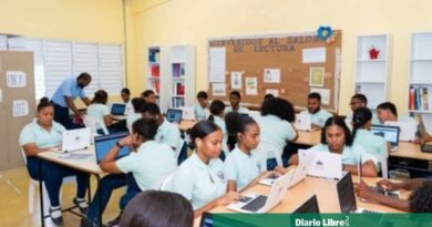 Estudiantes de escuelas públicas aprenden inglés sin privados