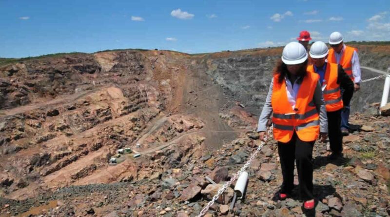 Expertos alertan que minería ilegal y permisos lentos afectan Perú