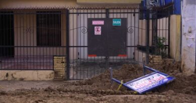 Explosión de tubería de agua causa estragos en viviendas del sur