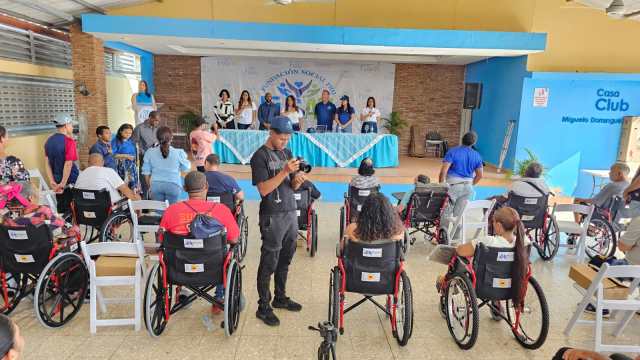 Fundaciones Wheelchair y Cruz Jiminián donan sillas en Puerto Plata y Santiago