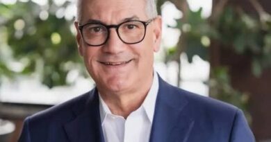 Gonzalo Castillo renueva licencia de conducir en acto simbólico