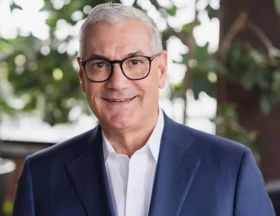 Gonzalo Castillo renueva licencia de conducir en acto simbólico