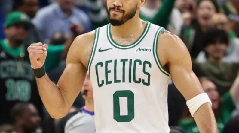 Jayson Tatum de los Celtics listo para su esperado debut hoy