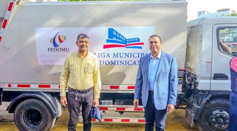 Liga Municipal entrega 10 camiones para mejorar recogida de basura en Santo Domingo Oeste