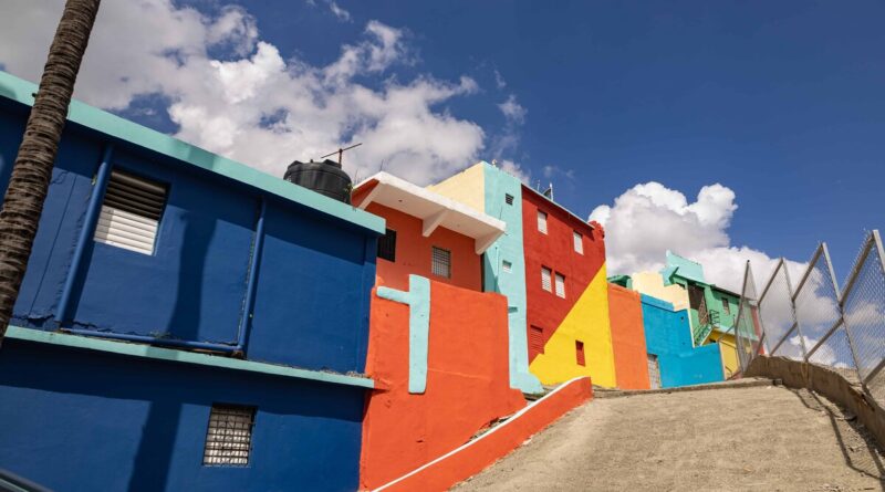 Mejoras en viviendas y arte público transforman barrio Enriquillo
