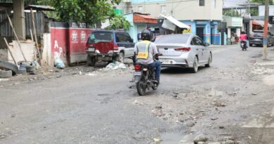 Moradores de Bayona piden arreglo de calle tras 20 años dañada