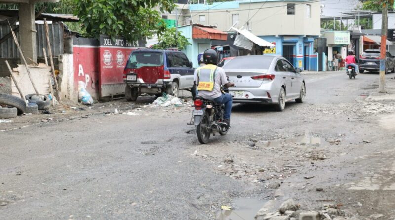 Moradores de Bayona piden arreglo de calle tras 20 años en mal estado