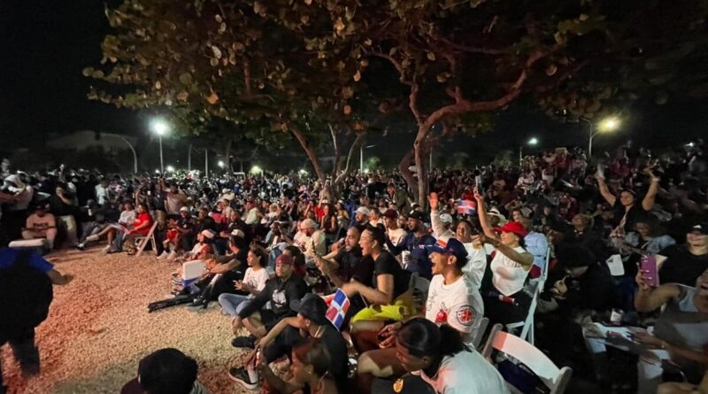 Multitud se agrupa en el Malecón SD para ver RD