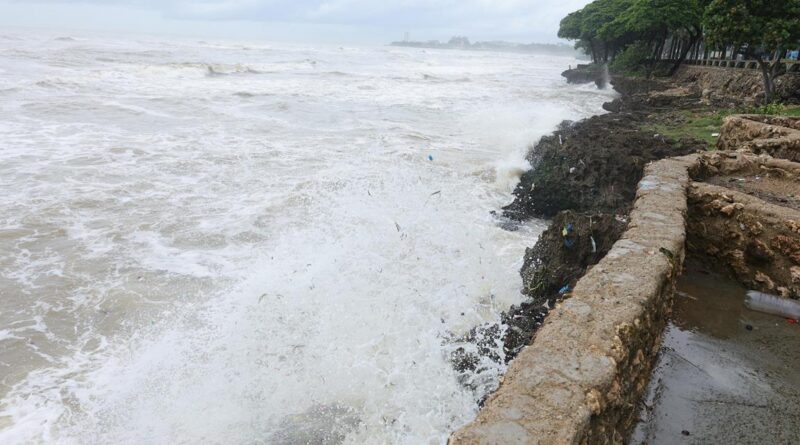 Oleaje peligroso golpea costas del país, alerta Meteorología