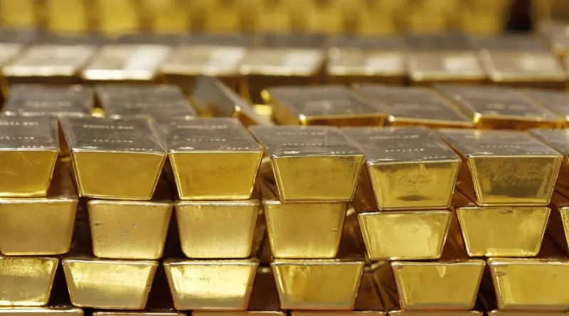 Oro se desploma 3% y plata repunta 2% por tensiones globales
