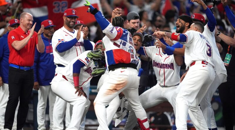 Pantalla gigante en Plaza Santo Domingo para RD vs Venezuela
