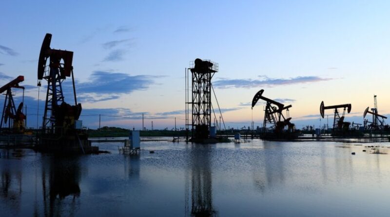 Petróleo Texas se desploma un 10 % por decisión de Trump sobre Irán