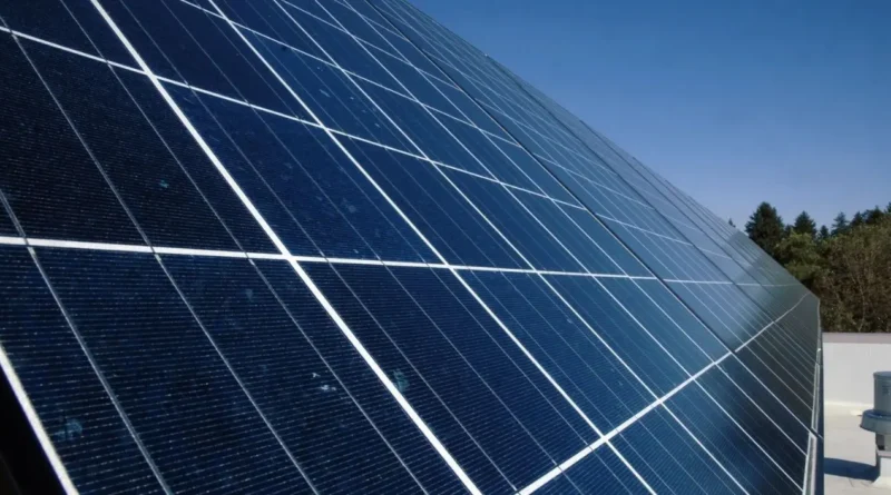 Precio récord de la plata amenaza a fabricantes de paneles solares