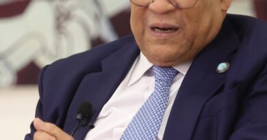 Santos Badía promueve control de celulares en las aulas