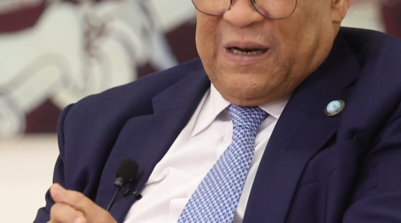 Santos Badía promueve control de celulares en las aulas