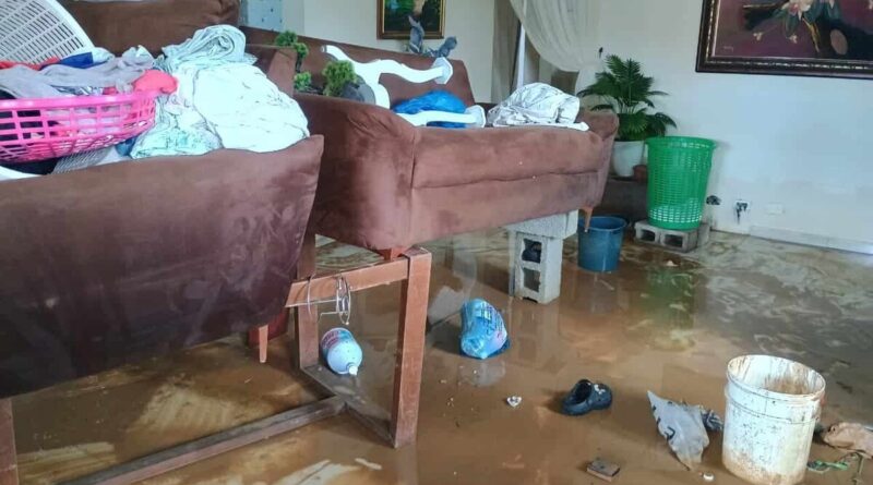 Abandono en Lechería: calles intransitables y casas anegadas
