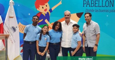 Abinader dialoga con estudiantes y resalta importancia de la lectura