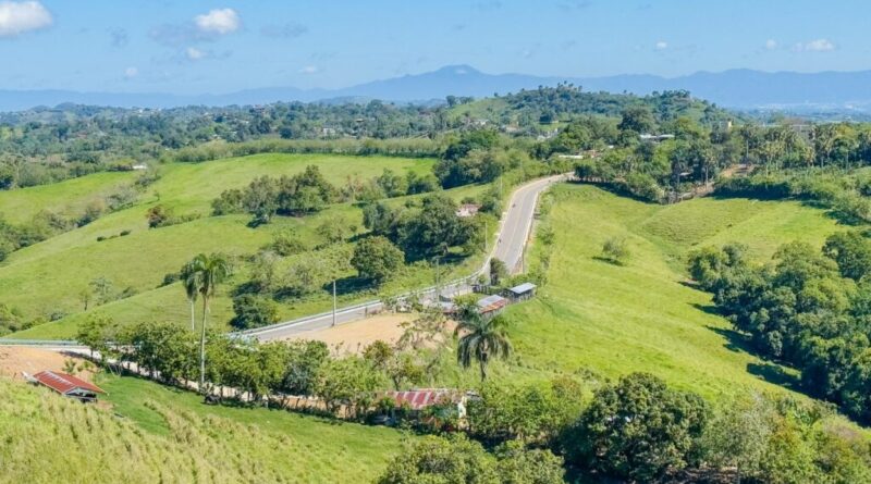 Abinader inaugura carretera Tavera