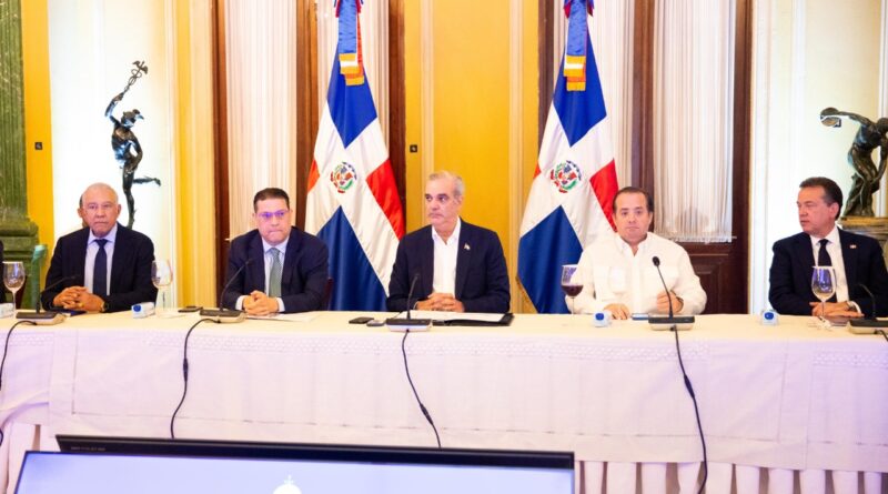 Abinader se reúne con comerciantes para abordar precios de alimentos