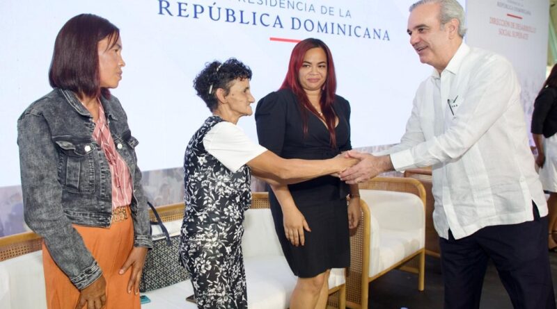 Abinader se reúne con familias beneficiarias de Supérate