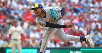 Abner Uribe brilla en relevo y Milwaukee asegura la victoria